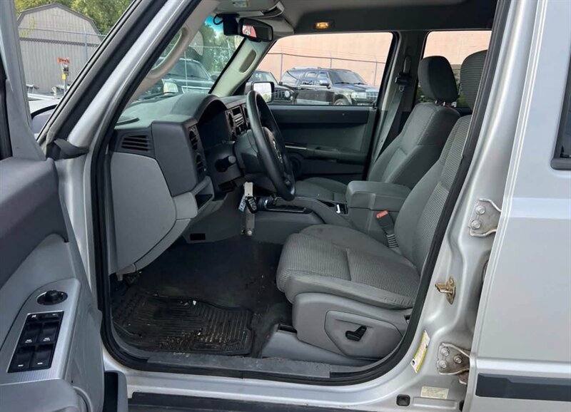 2006 Jeep Commander - Photo 8 - Elkhart, IN 46514