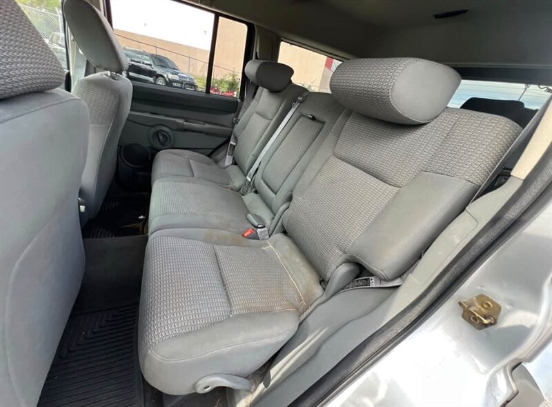 2006 Jeep Commander - Photo 11 - Elkhart, IN 46514