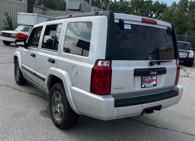 2006 Jeep Commander - Photo 4 - Elkhart, IN 46514