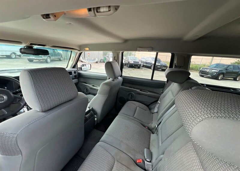 2006 Jeep Commander - Photo 14 - Elkhart, IN 46514