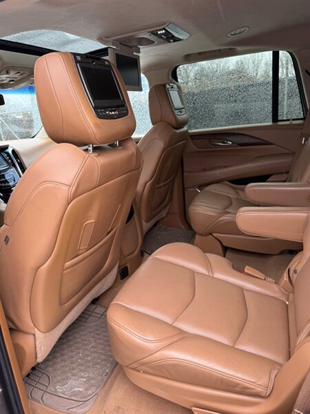 2015 Cadillac Escalade Platinum - Photo 15 - Elkhart, IN 46514