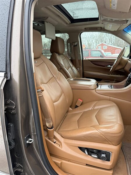 2015 Cadillac Escalade Platinum - Photo 21 - Elkhart, IN 46514