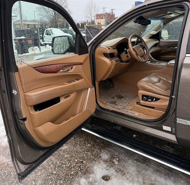 2015 Cadillac Escalade Platinum - Photo 11 - Elkhart, IN 46514