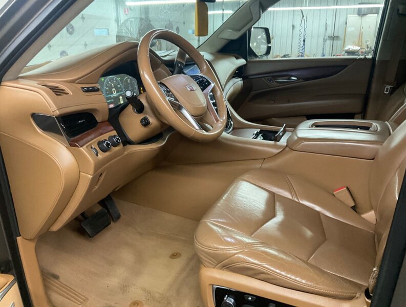 2015 Cadillac Escalade Platinum - Photo 4 - Elkhart, IN 46514