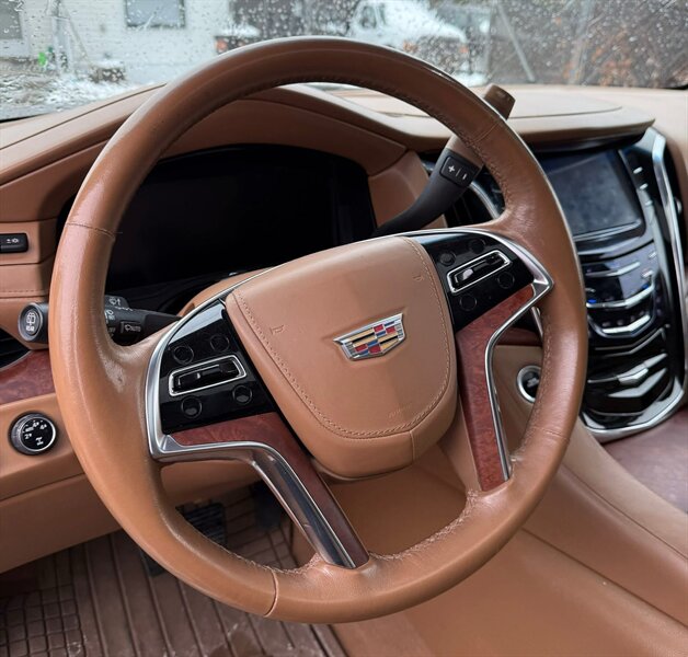 2015 Cadillac Escalade Platinum - Photo 13 - Elkhart, IN 46514