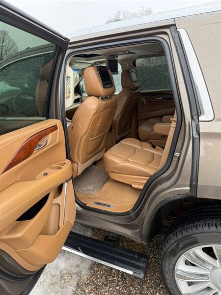 2015 Cadillac Escalade Platinum - Photo 14 - Elkhart, IN 46514