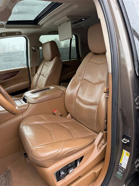 2015 Cadillac Escalade Platinum - Photo 12 - Elkhart, IN 46514