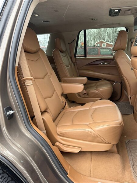 2015 Cadillac Escalade Platinum - Photo 19 - Elkhart, IN 46514