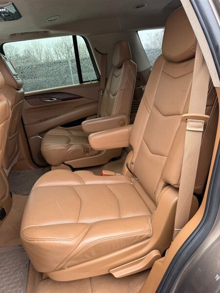 2015 Cadillac Escalade Platinum - Photo 18 - Elkhart, IN 46514