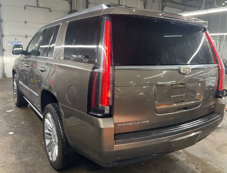 2015 Cadillac Escalade Platinum - Photo 2 - Elkhart, IN 46514