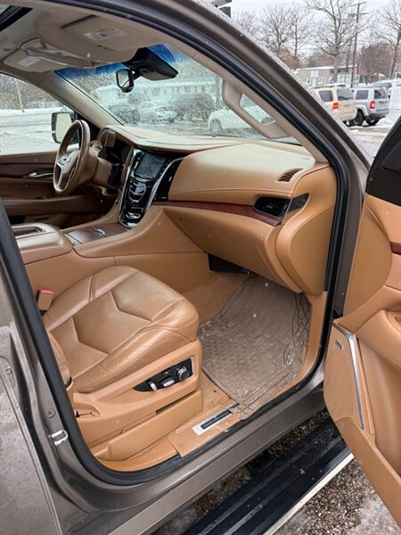 2015 Cadillac Escalade Platinum - Photo 16 - Elkhart, IN 46514