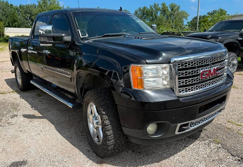 2011 GMC Sierra 2500 Denali - Photo 2 - Elkhart, IN 46514