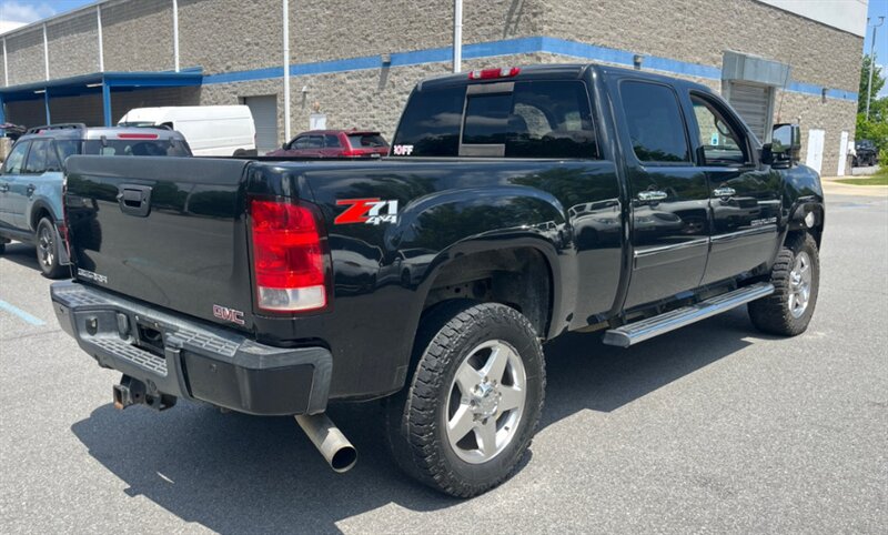 2011 GMC Sierra 2500 Denali - Photo 8 - Elkhart, IN 46514