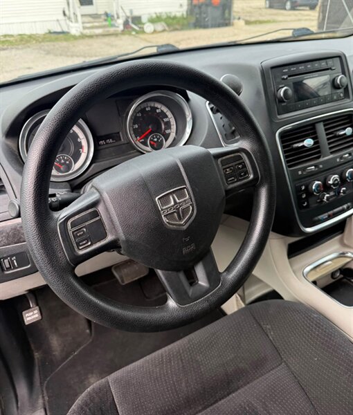 2014 Dodge Grand Caravan SXT - Photo 11 - Elkhart, IN 46514