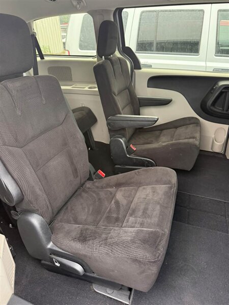 2014 Dodge Grand Caravan SXT - Photo 12 - Elkhart, IN 46514