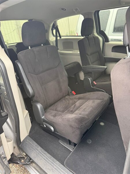 2014 Dodge Grand Caravan SXT - Photo 13 - Elkhart, IN 46514