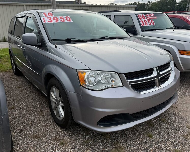 2014 Dodge Grand Caravan SXT - Photo 2 - Elkhart, IN 46514