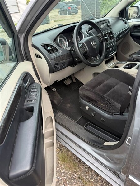 2014 Dodge Grand Caravan SXT - Photo 7 - Elkhart, IN 46514