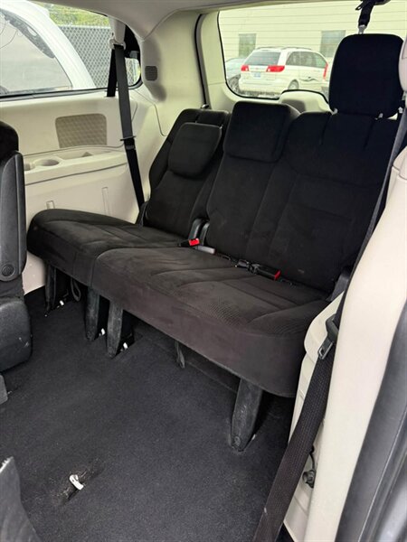2014 Dodge Grand Caravan SXT - Photo 9 - Elkhart, IN 46514