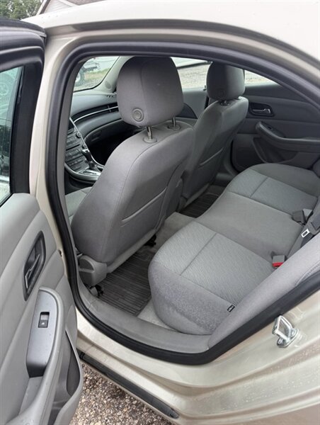 2013 Chevrolet Malibu LS - Photo 8 - Elkhart, IN 46514