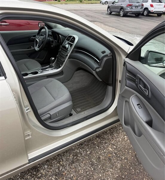 2013 Chevrolet Malibu LS - Photo 12 - Elkhart, IN 46514