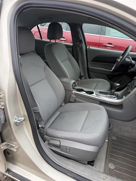 2013 Chevrolet Malibu LS - Photo 11 - Elkhart, IN 46514