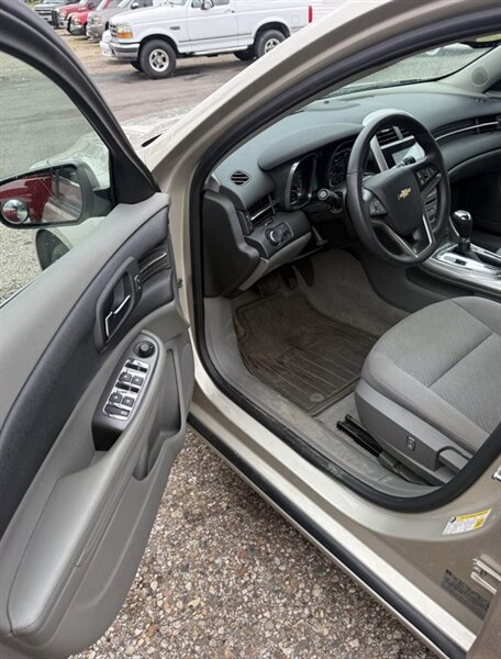 2013 Chevrolet Malibu LS - Photo 5 - Elkhart, IN 46514