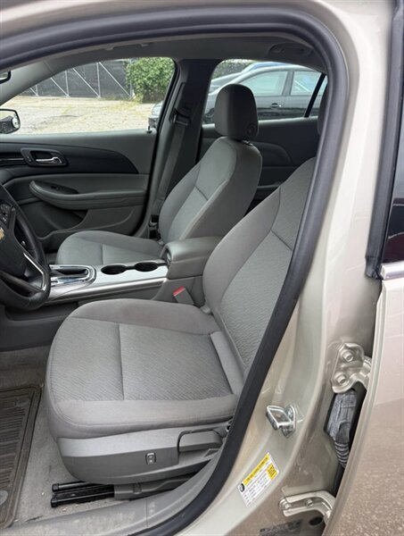 2013 Chevrolet Malibu LS - Photo 10 - Elkhart, IN 46514