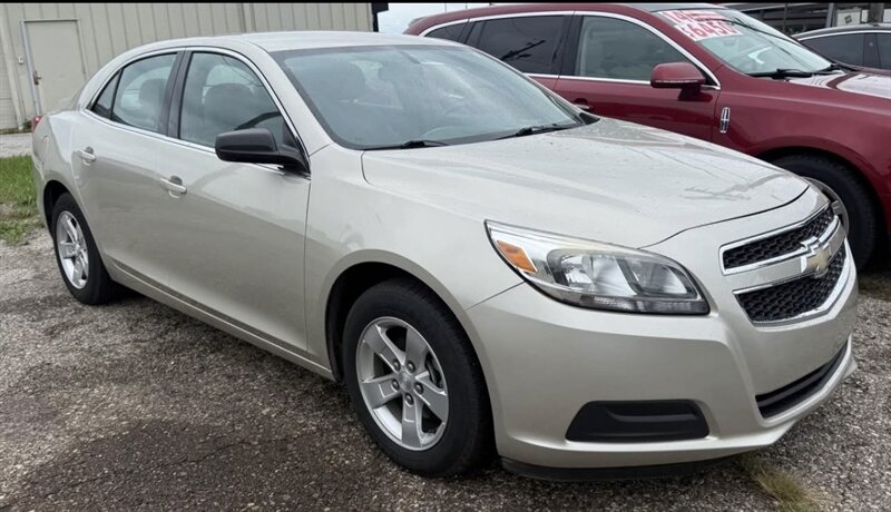 2013 Chevrolet Malibu LS - Photo 2 - Elkhart, IN 46514