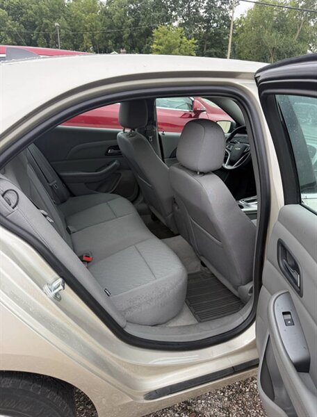 2013 Chevrolet Malibu LS - Photo 15 - Elkhart, IN 46514