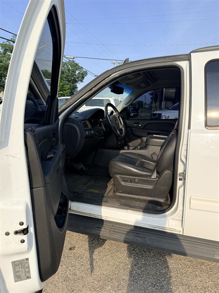 2013 Chevrolet Tahoe LT - Photo 21 - Elkhart, IN 46514