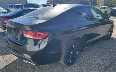 2015 Chrysler 200 S   - Photo 4 - Elkhart, IN 46514