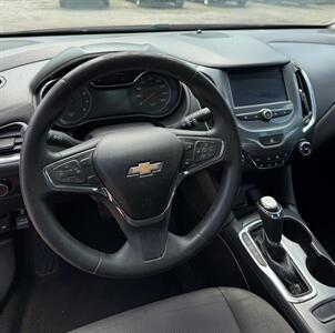 2017 Chevrolet Cruze LT Auto   - Photo 8 - Elkhart, IN 46514