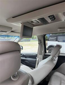2013 Chrysler Town & Country Touring   - Photo 8 - Elkhart, IN 46514