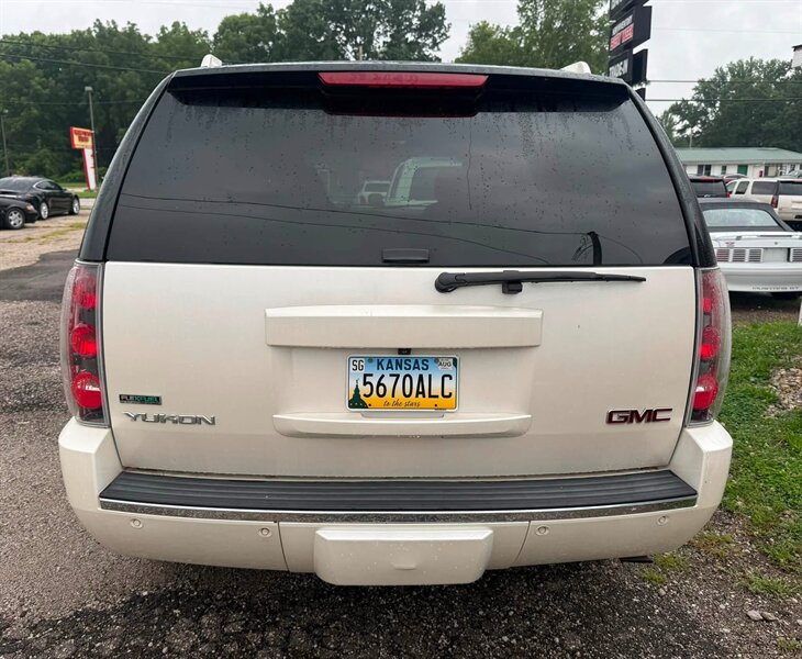 2012 GMC Yukon Denali - Photo 6 - Elkhart, IN 46514