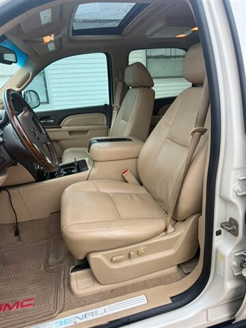 2012 GMC Yukon Denali - Photo 8 - Elkhart, IN 46514