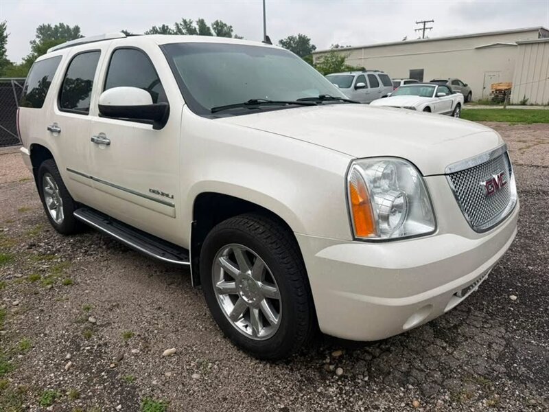 2012 GMC Yukon Denali - Photo 2 - Elkhart, IN 46514