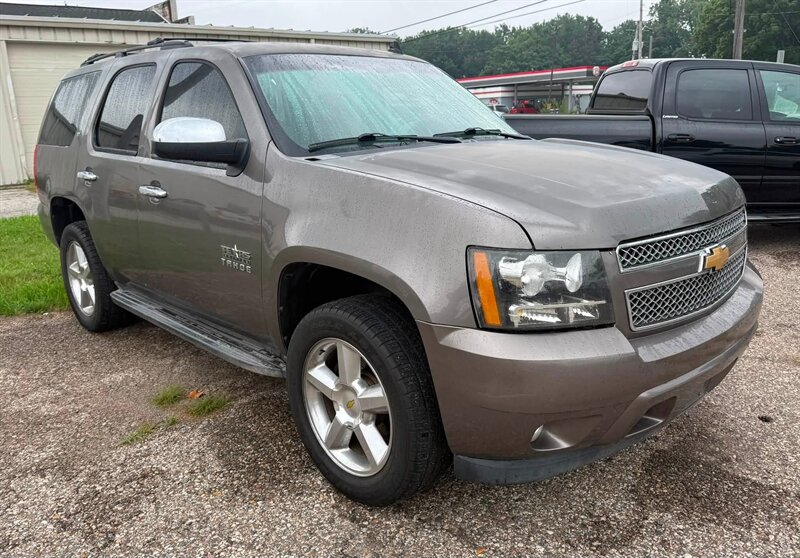 2013 Chevrolet Tahoe LT - Photo 2 - Elkhart, IN 46514