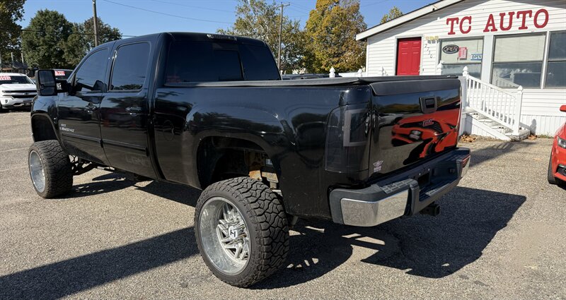 2008 GMC Sierra 2500HD SLT - Photo 4 - Elkhart, IN 46514