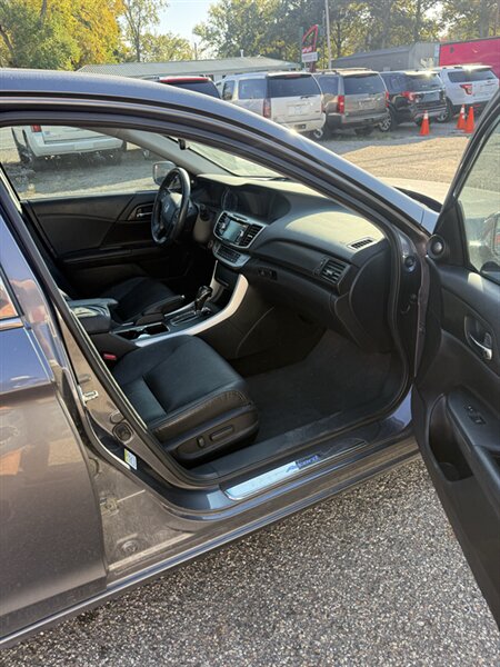 2014 Honda Accord EX-L w/Navi - Photo 9 - Elkhart, IN 46514