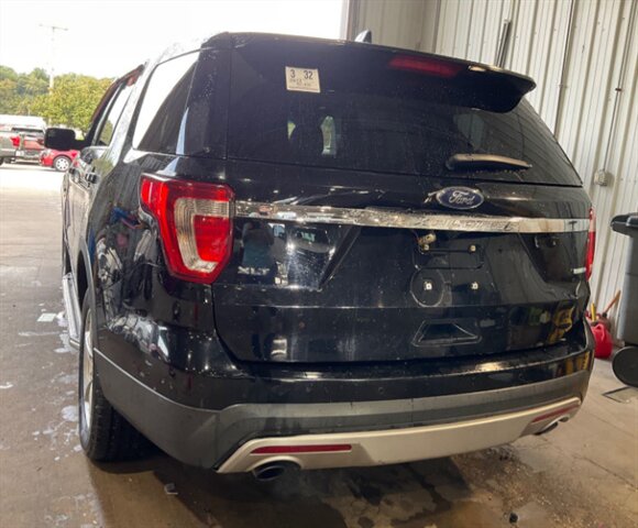 2017 Ford Explorer XLT - Photo 2 - Elkhart, IN 46514