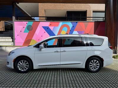 2018 Chrysler Pacifica Touring L   - Photo 2 - Irvine, CA 92612