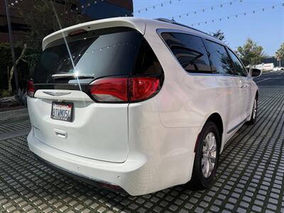 2018 Chrysler Pacifica Touring L   - Photo 5 - Irvine, CA 92612
