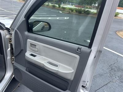 2005 Dodge Dakota SLT   - Photo 19 - Forsyth, GA 31029