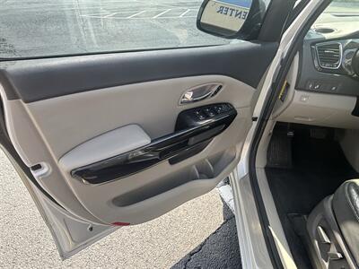 2016 Kia Sedona EX   - Photo 13 - Forsyth, GA 31029