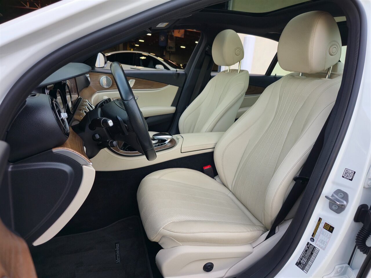 2018 Mercedes-Benz E 400 4MATIC - Photo 14 - Mesa, AZ 85215
