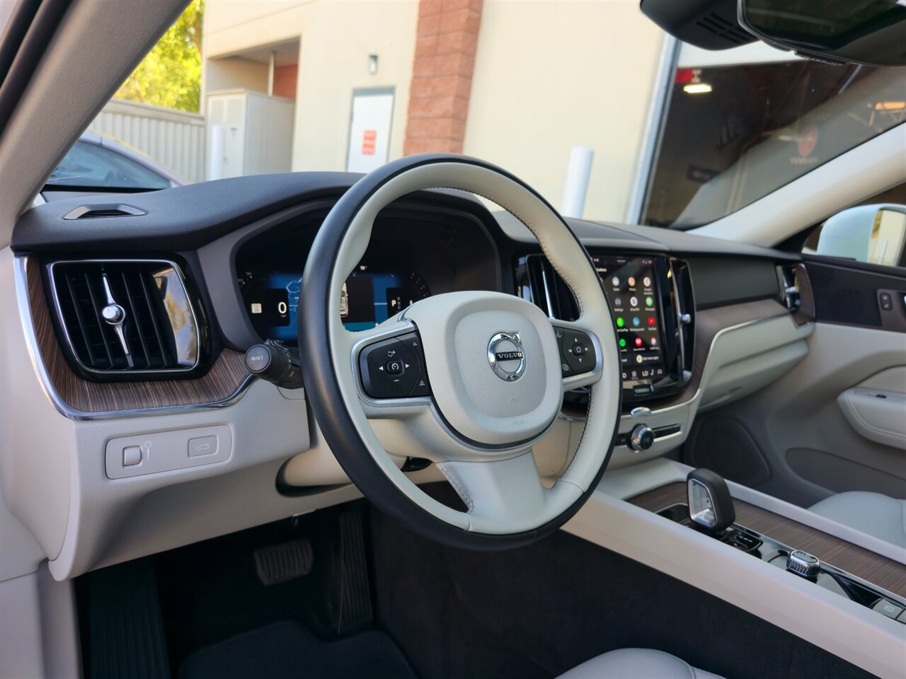 2022 Volvo XC60 B5 Momentum - Photo 17 - Mesa, AZ 85215