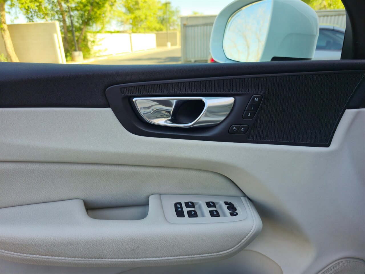 2022 Volvo XC60 B5 Momentum - Photo 13 - Mesa, AZ 85215