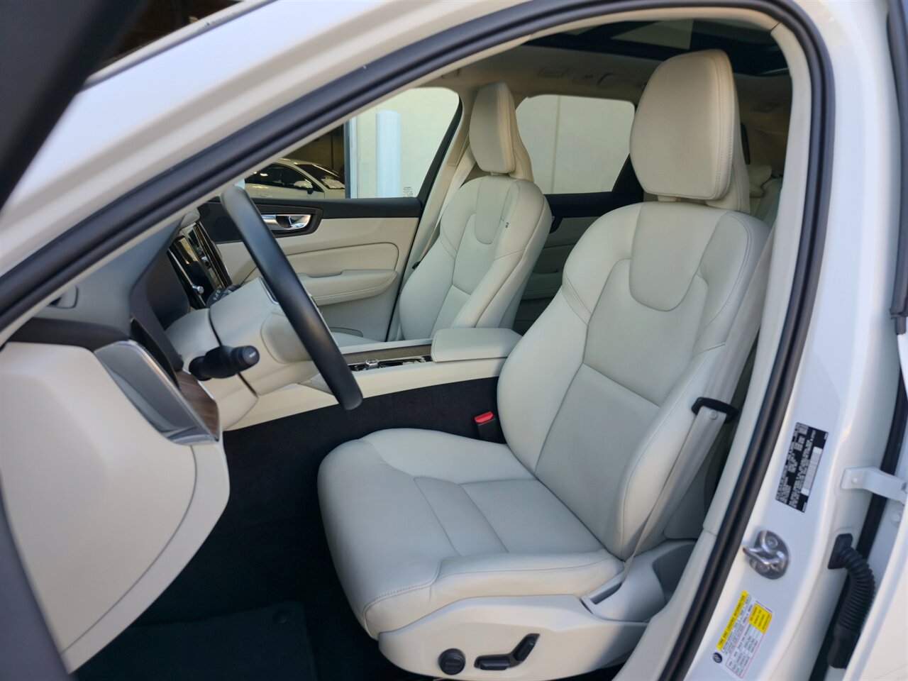 2022 Volvo XC60 B5 Momentum - Photo 15 - Mesa, AZ 85215