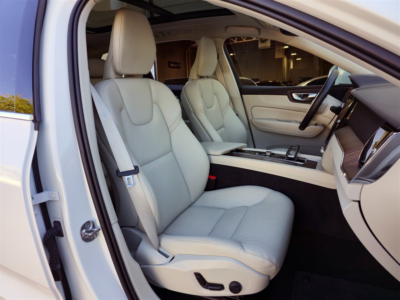 2022 Volvo XC60 B5 Momentum - Photo 26 - Mesa, AZ 85215